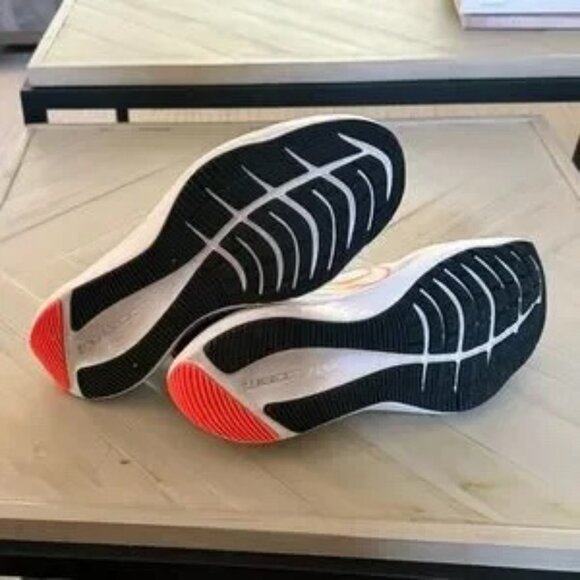 Nike Women's Zoom Winflo 7, White/Mango/Sail Running Shoes, Size 9 - Picture 3 of 6